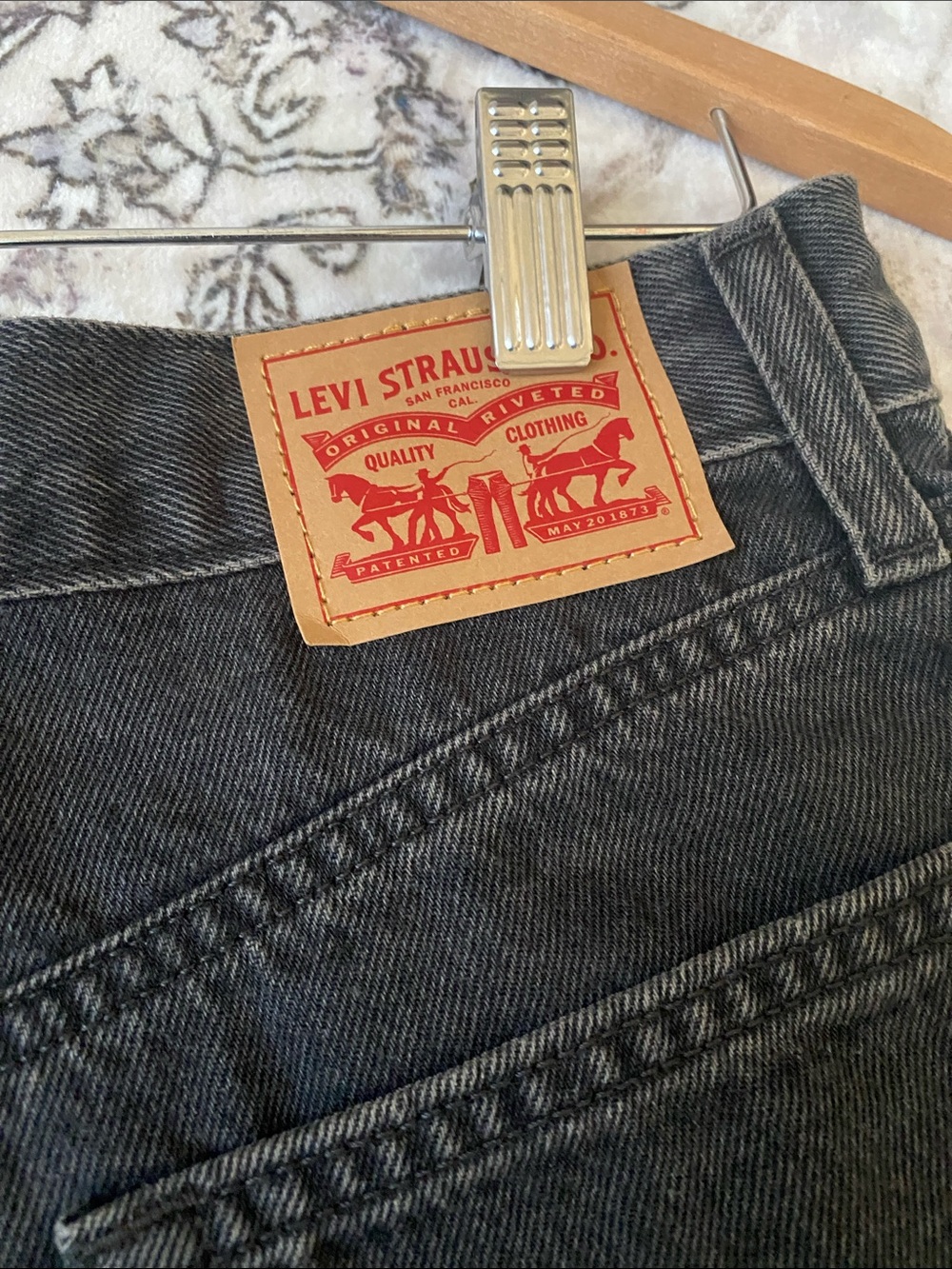 NWOT Levi’s Black High-Waist Denim Mom Shorts - Picture 4 of 7